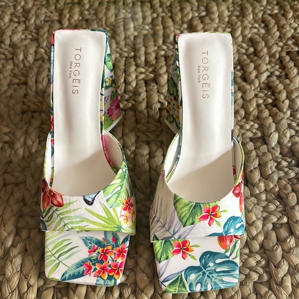 New Torgeis Paradise White Multi Color Tropical Floral Flare Heel Sandals Sz 9
